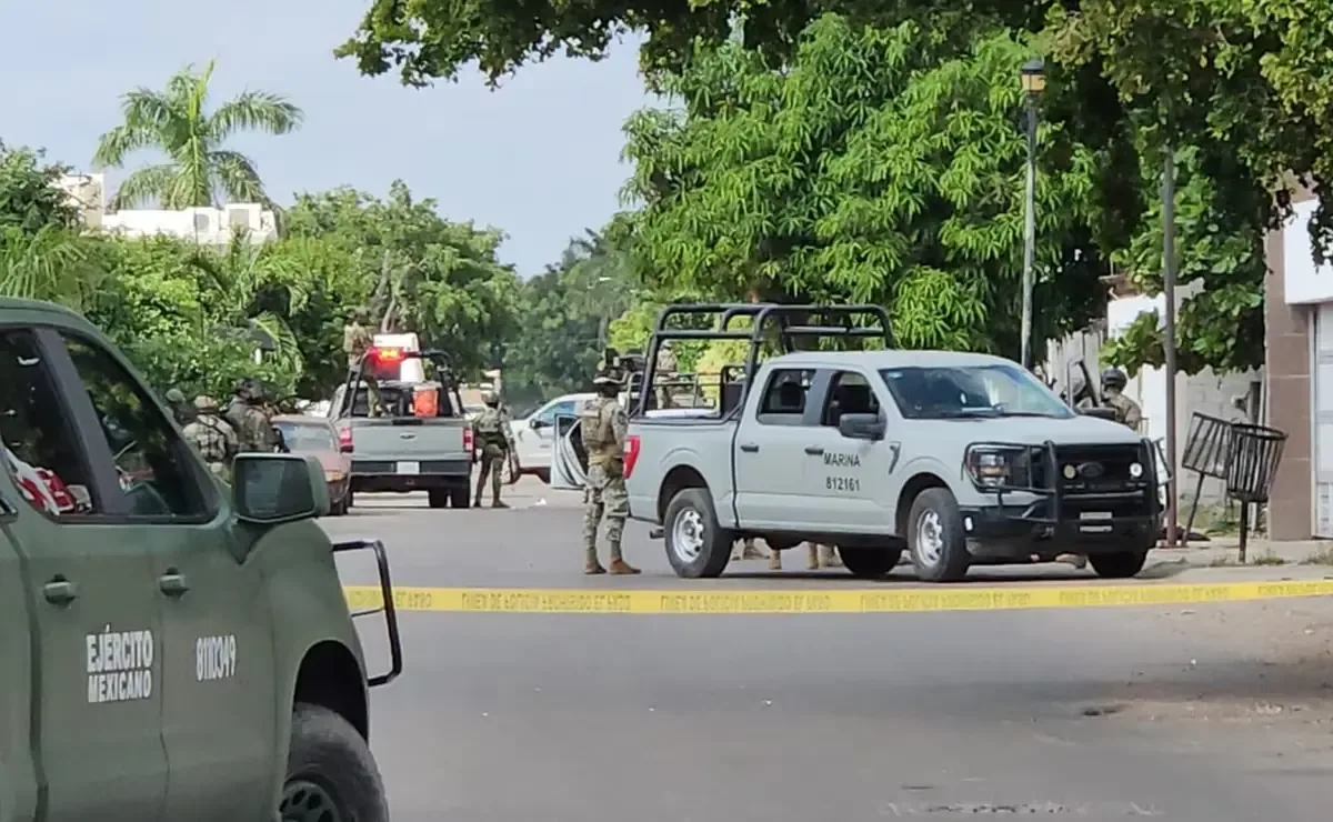 Dos policías resultaron heridos durante el ataque; el cierre de la carretera se mantendrá indefinidamente.