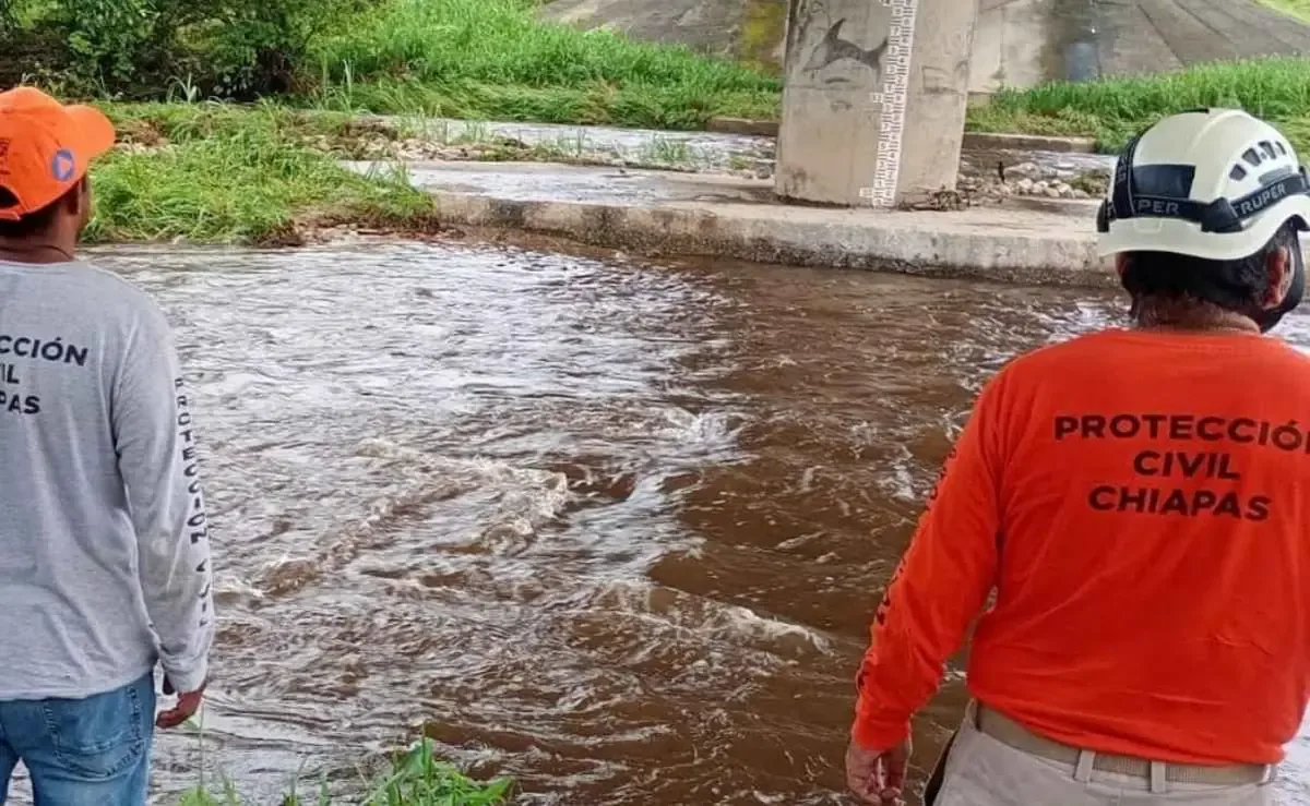 Las fuertes lluvias han obligado al cierre de un tramo carretero, mientras Protección Civil monitorea la situación.