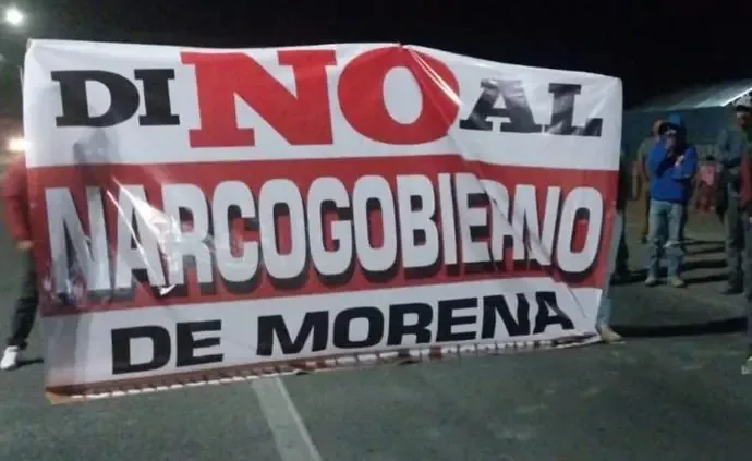 Cierre parcial de la vía federal provoca congestionamiento y protesta ciudadana.