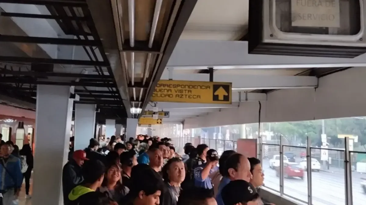La suspensión del servicio ocurre justo antes del inicio de la Copa del Mundo, afectando la movilidad en la ciudad.