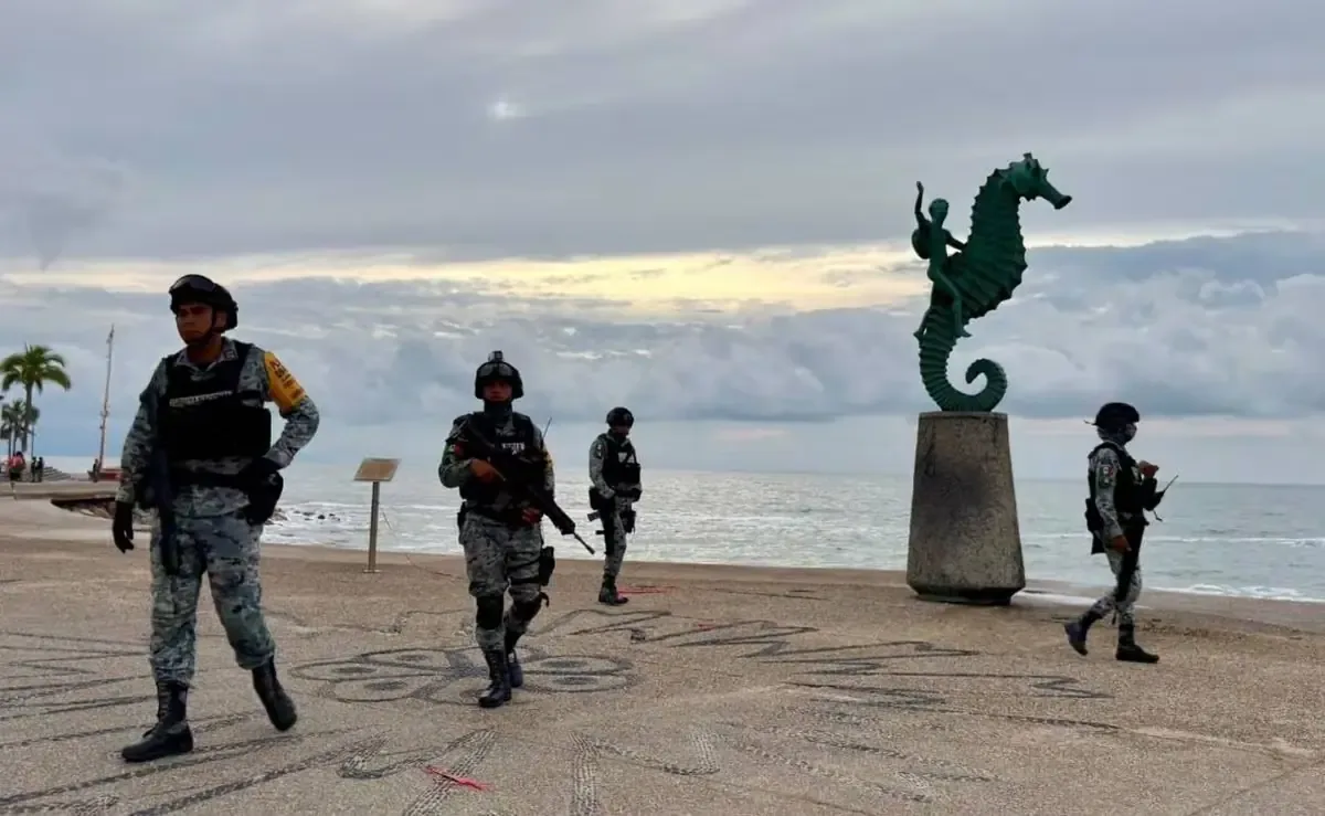 La medida busca proteger a turistas y residentes ante el intenso oleaje y viento.