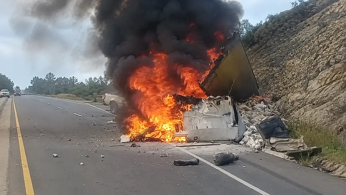 El cierre de la supercarretera afecta el tránsito hacia Oaxaca y Tehuacán tras un grave accidente.