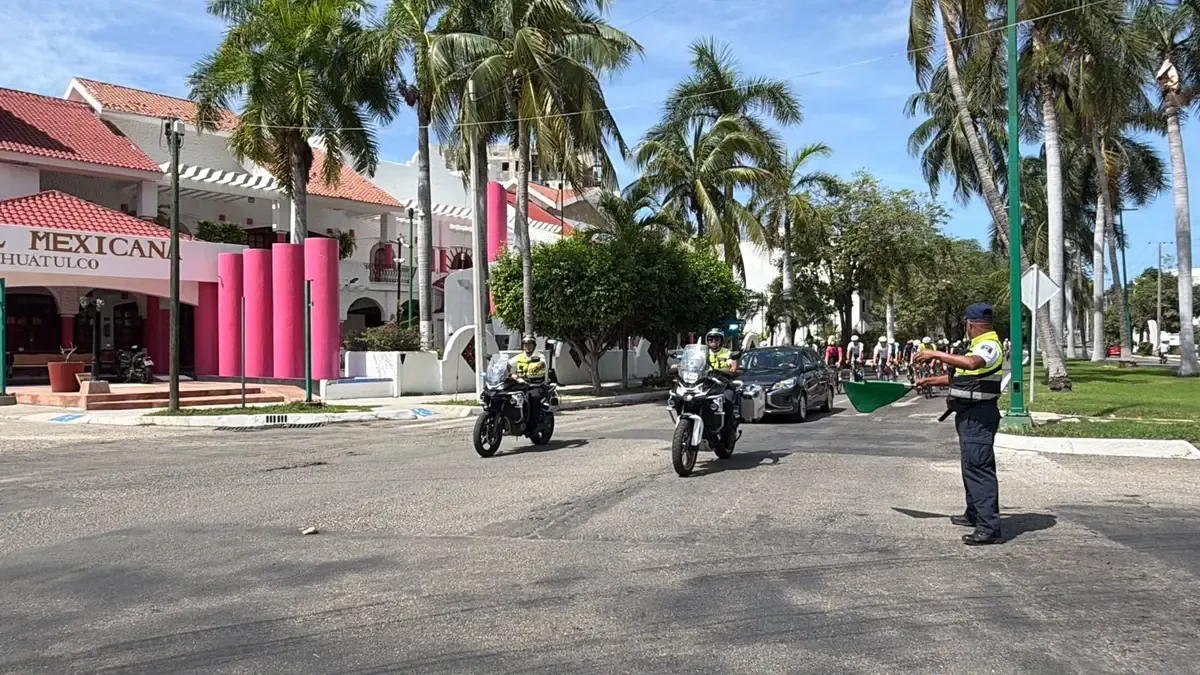 La Policía Vial Estatal implementa un operativo en Huatulco para asegurar el evento deportivo.