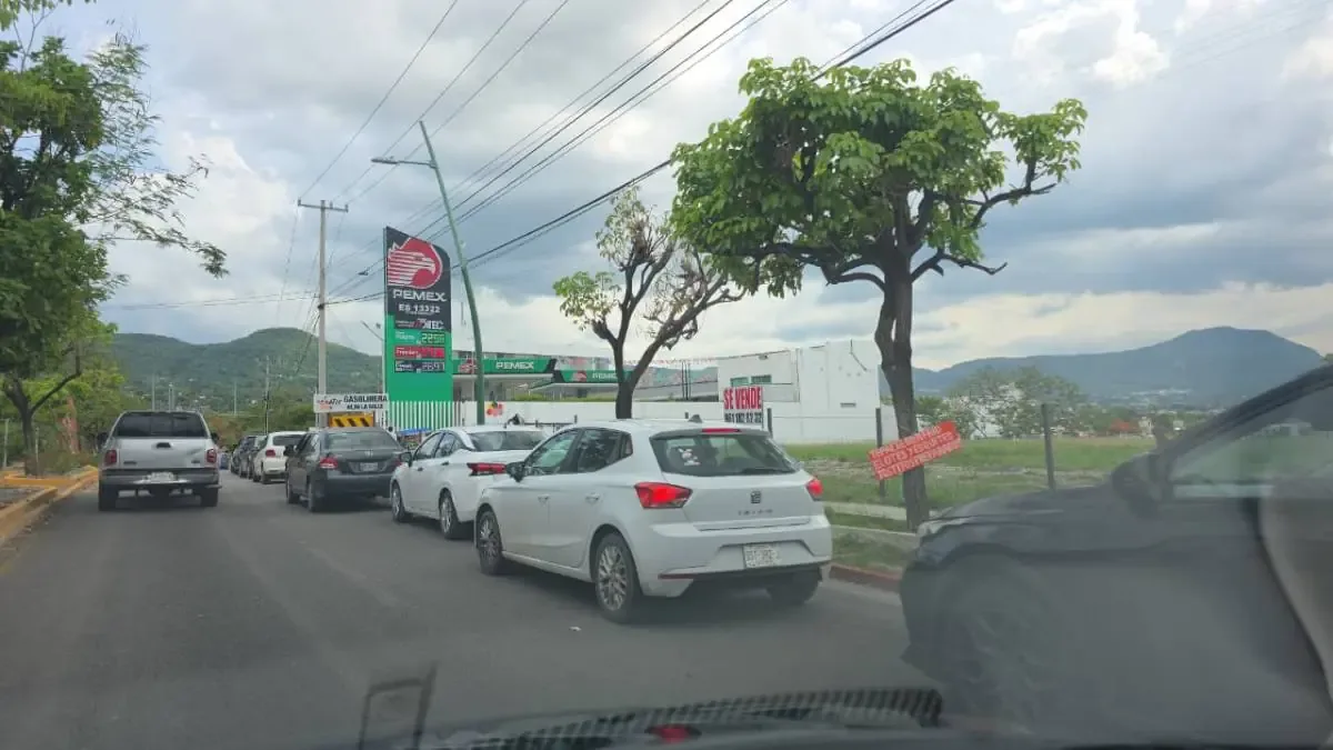 La ciudadanía reacciona ante el desabasto de combustible en Tuxtla Gutiérrez.