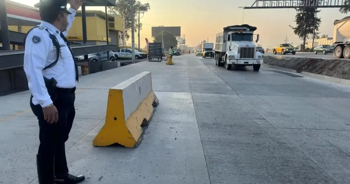 Cierre en la carretera Ensenada-Lázaro Cárdenas por protesta ciudadana.