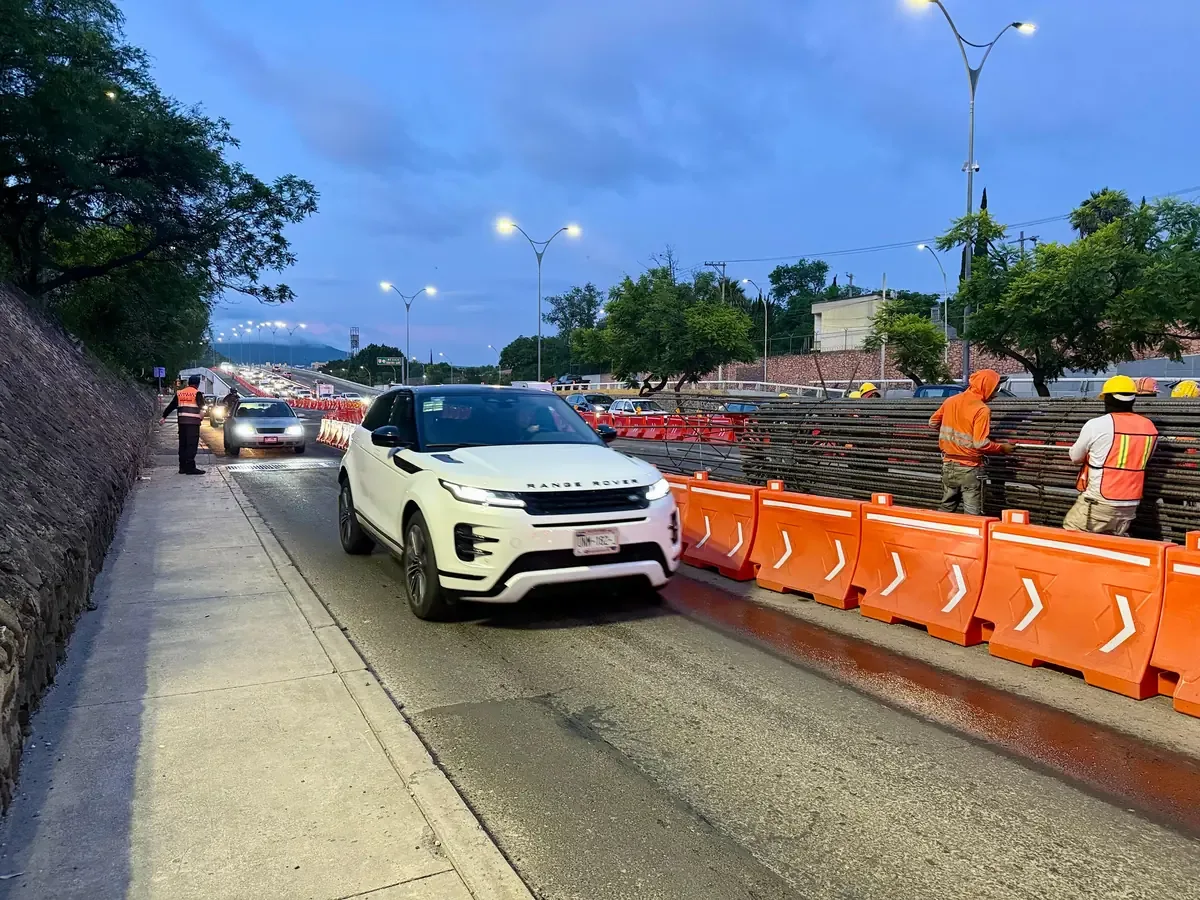 La vialidad en el acceso a Plaza del Parque se encuentra al 60% de su capacidad debido a cierres vehiculares.