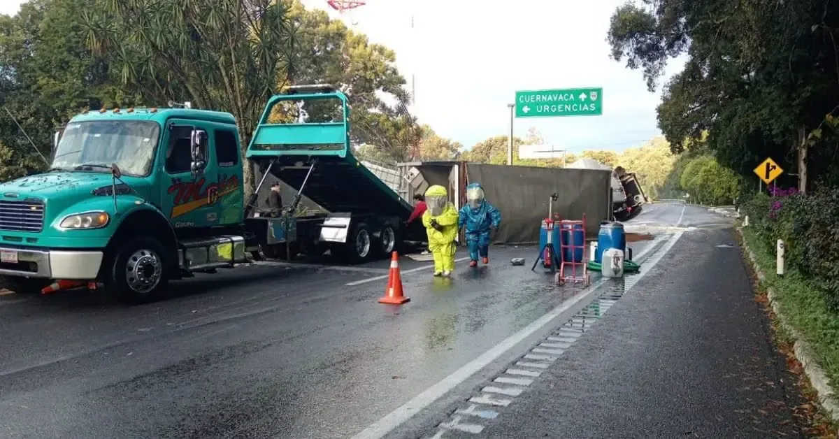 El volcamiento de un tráiler causa un importante derrame químico en la autopista.