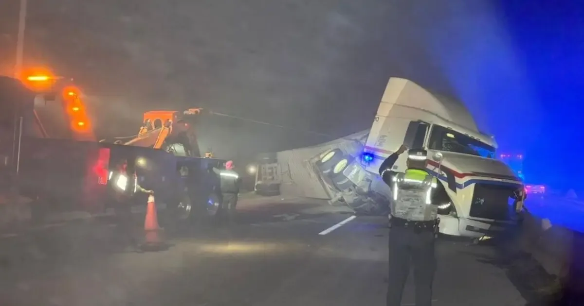 Cierre total en la carretera Toluca–Palmillas por accidente vial.