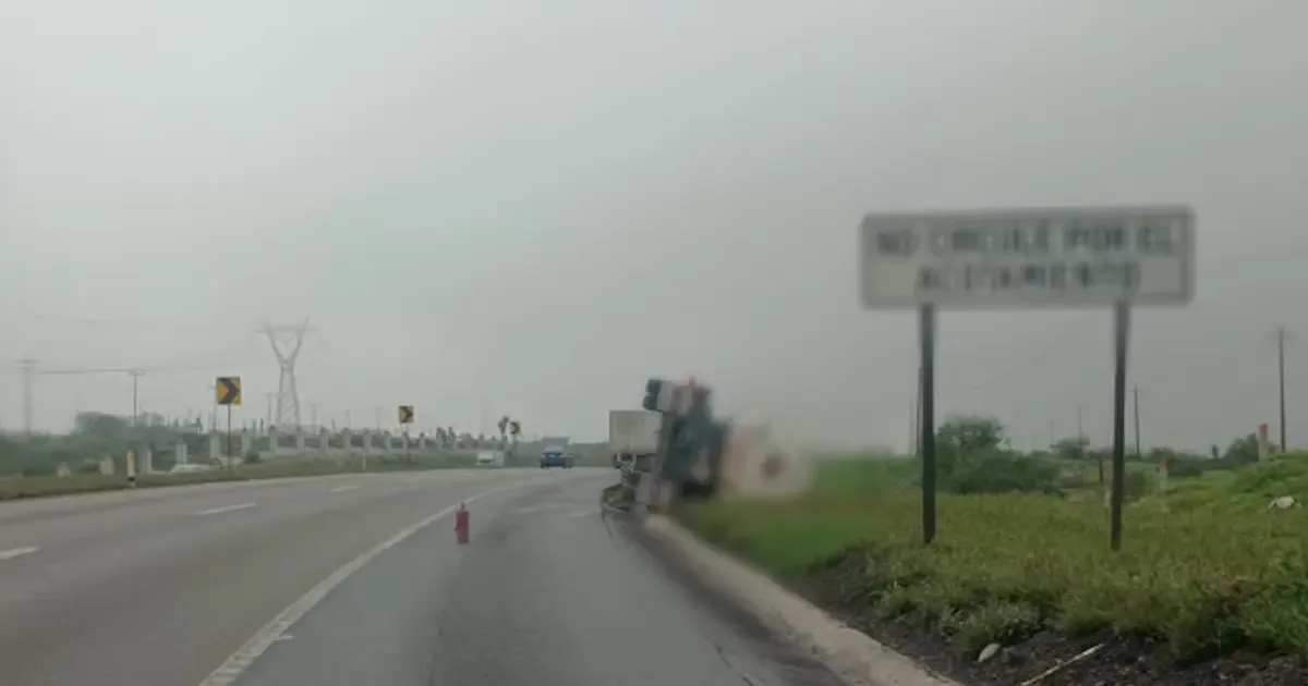 El tráfico intenso afecta diversas autopistas, con cierres en puntos críticos por accidentes.