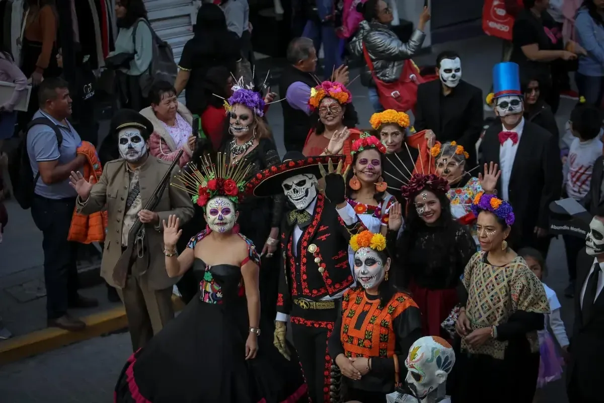 Automovilistas deben tomar precauciones debido a restricciones de tráfico durante el desfile en el centro de Pachuca.