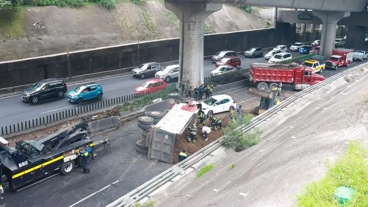 Las autoridades advierten sobre bloqueos y siniestros viales en diversas autopistas.