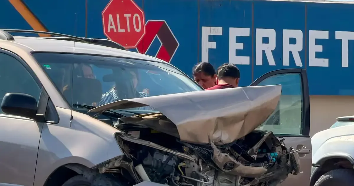 Un fuerte choque en Mexicali dejó a cinco personas heridas, dos de ellas en estado crítico.