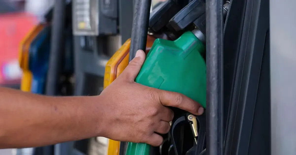 Los precios del combustible en Ciudad Juárez varían entre estaciones, con ahorros posibles al cargar gasolina.