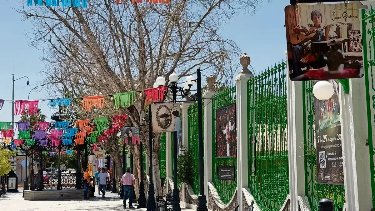 A diez años de su muerte, Juan Gabriel sigue vivo en la memoria de sus fans y en la vida cultural de Ciudad Juárez.