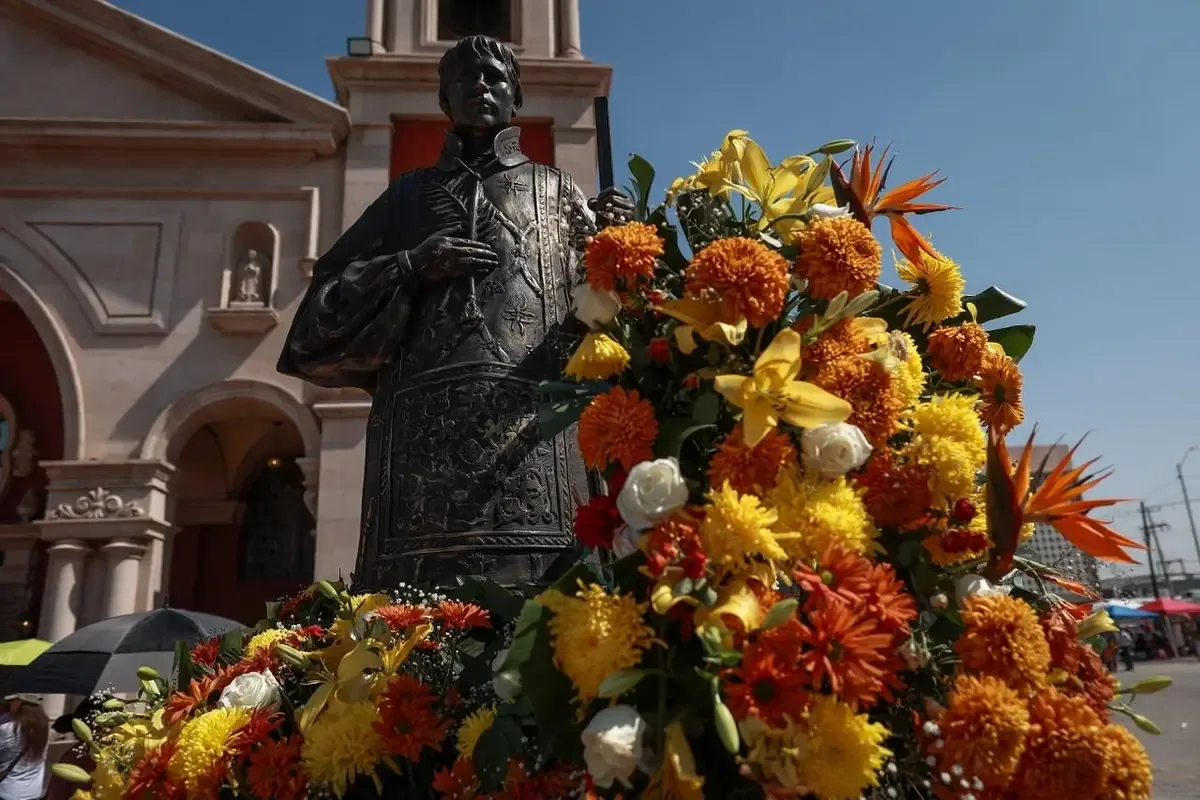 Miles de juarenses se reúnen para rendir homenaje al santo patrono local en una jornada de fe y festividad.