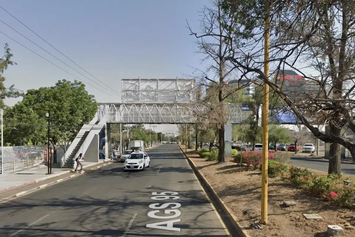 Ciudadano muestra las dificultades de movilidad en la Av. Universidad de Aguascalientes.