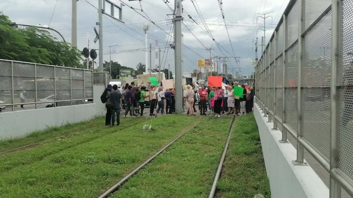 La calidad del agua en el Área Metropolitana de Guadalajara provoca manifestaciones y suspensión del transporte.