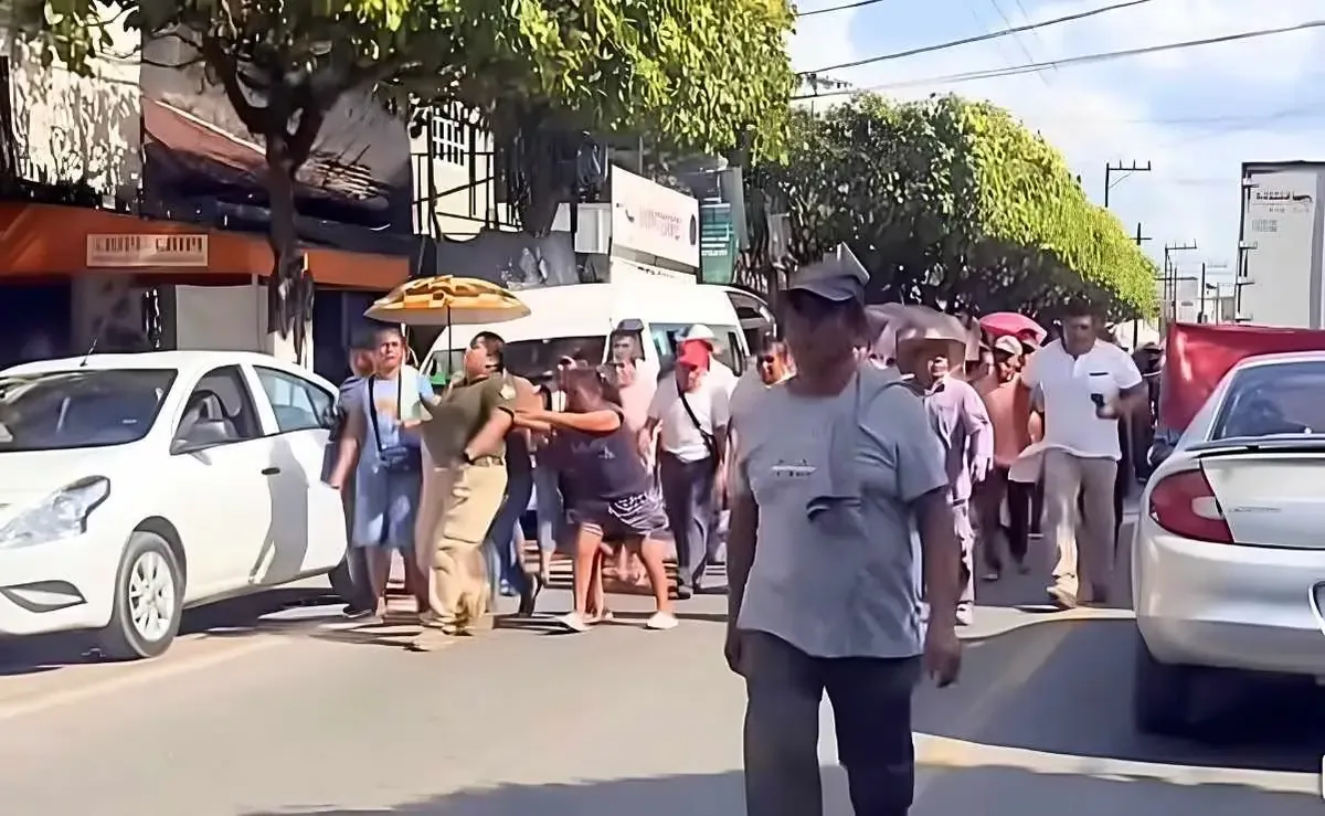 La comunidad exige justicia tras la muerte de un hombre en custodia de la Policía Municipal.