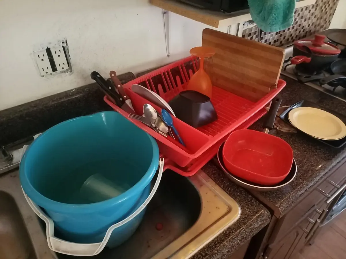 Los residentes siguen sin acceso al agua a pesar de los reportes oficiales de restablecimiento del servicio.