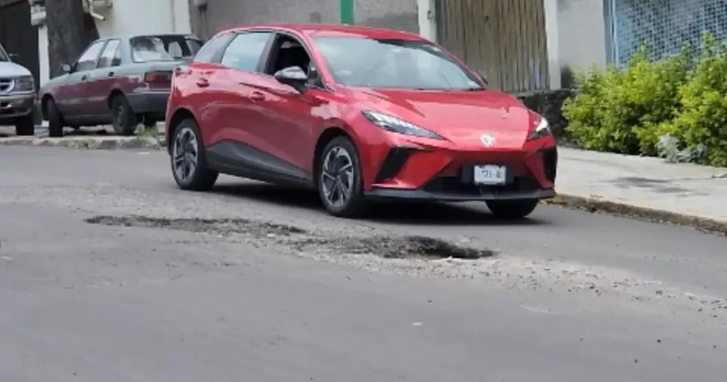La intervención no autorizada en la vía pública puede ocasionar sanciones mientras persiste la problemática de baches en la capital.