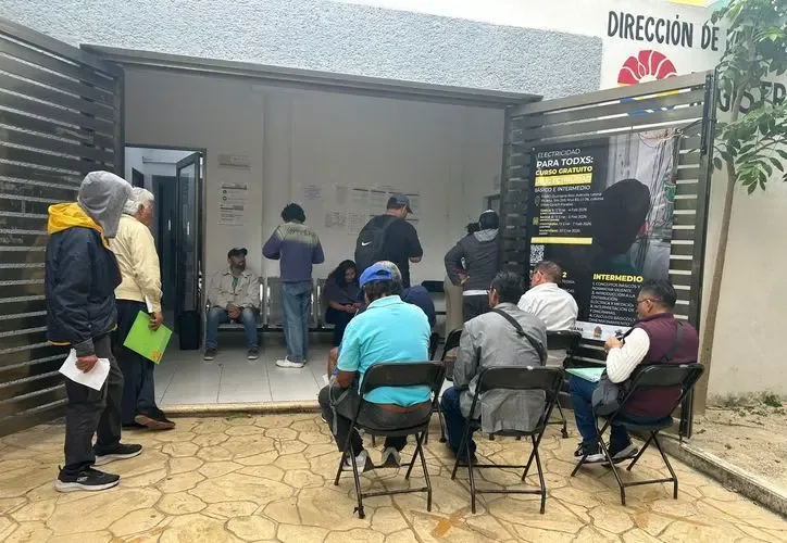 Ciudadanos esperan en filas largas para obtener la CURP biométrica en Cancún.