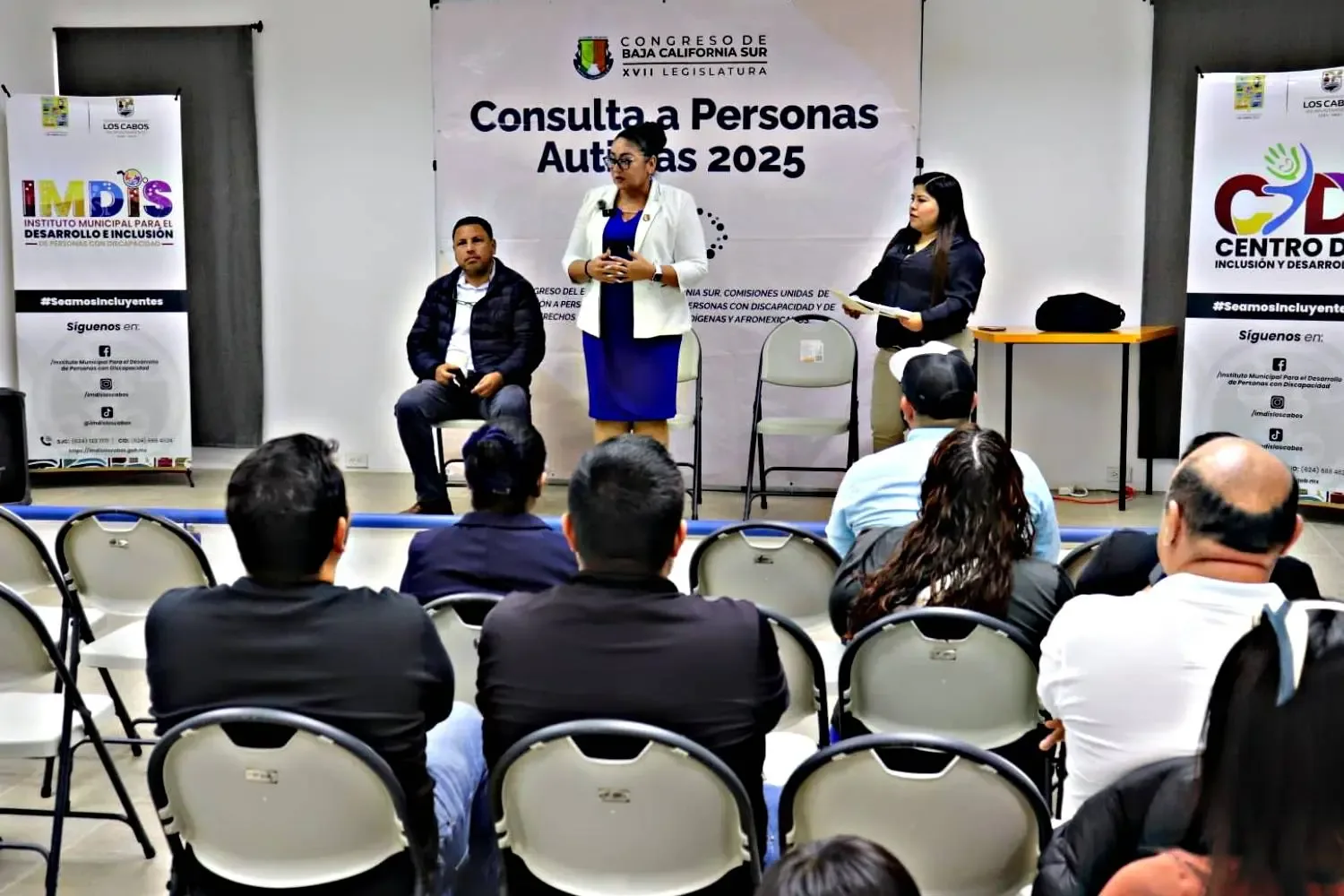 Ciudadanos participan en la consulta sobre la Ley de Personas Autistas en Cabo San Lucas.