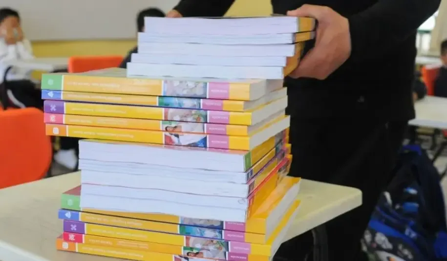 Ciudadanos piden cambios ante preocupaciones sobre contenidos educativos en los nuevos libros.