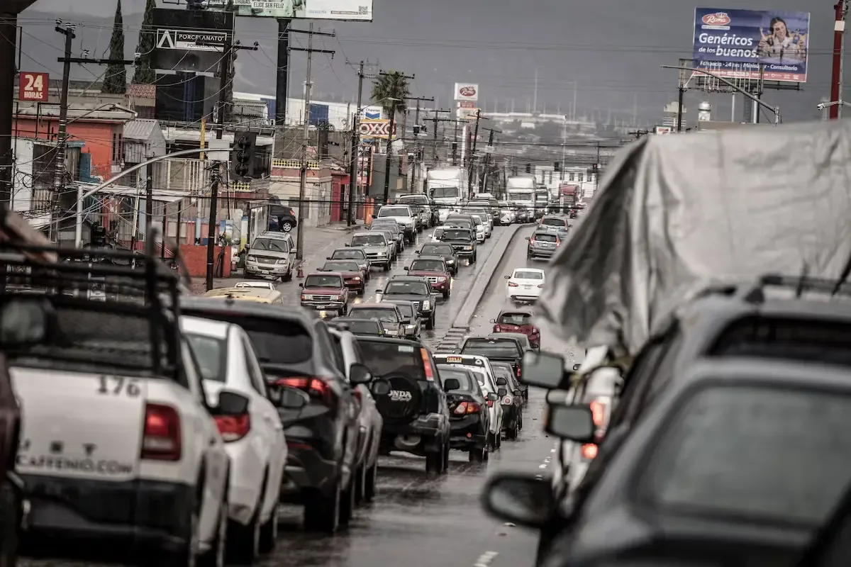 La congestión afecta la calidad de vida de millones, con especial impacto en el transporte público.