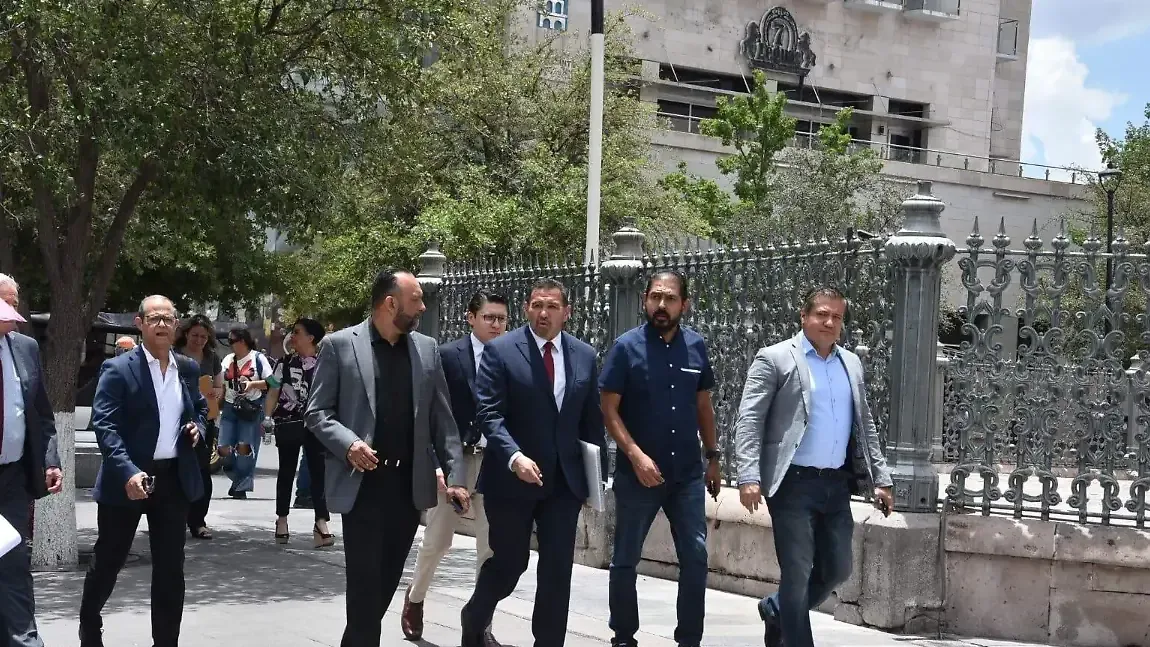 La manifestación se realizó durante la llegada del alcalde a una reunión política.
