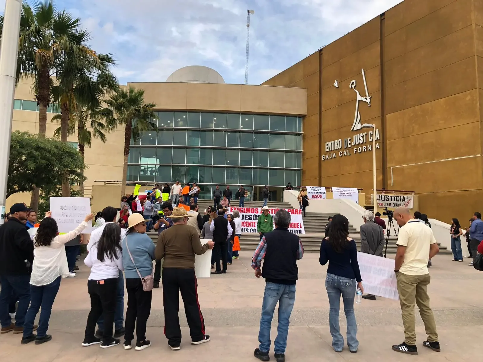 Ciudadanos se manifiestan en apoyo a Jesús Enrique “N” en Mexicali.