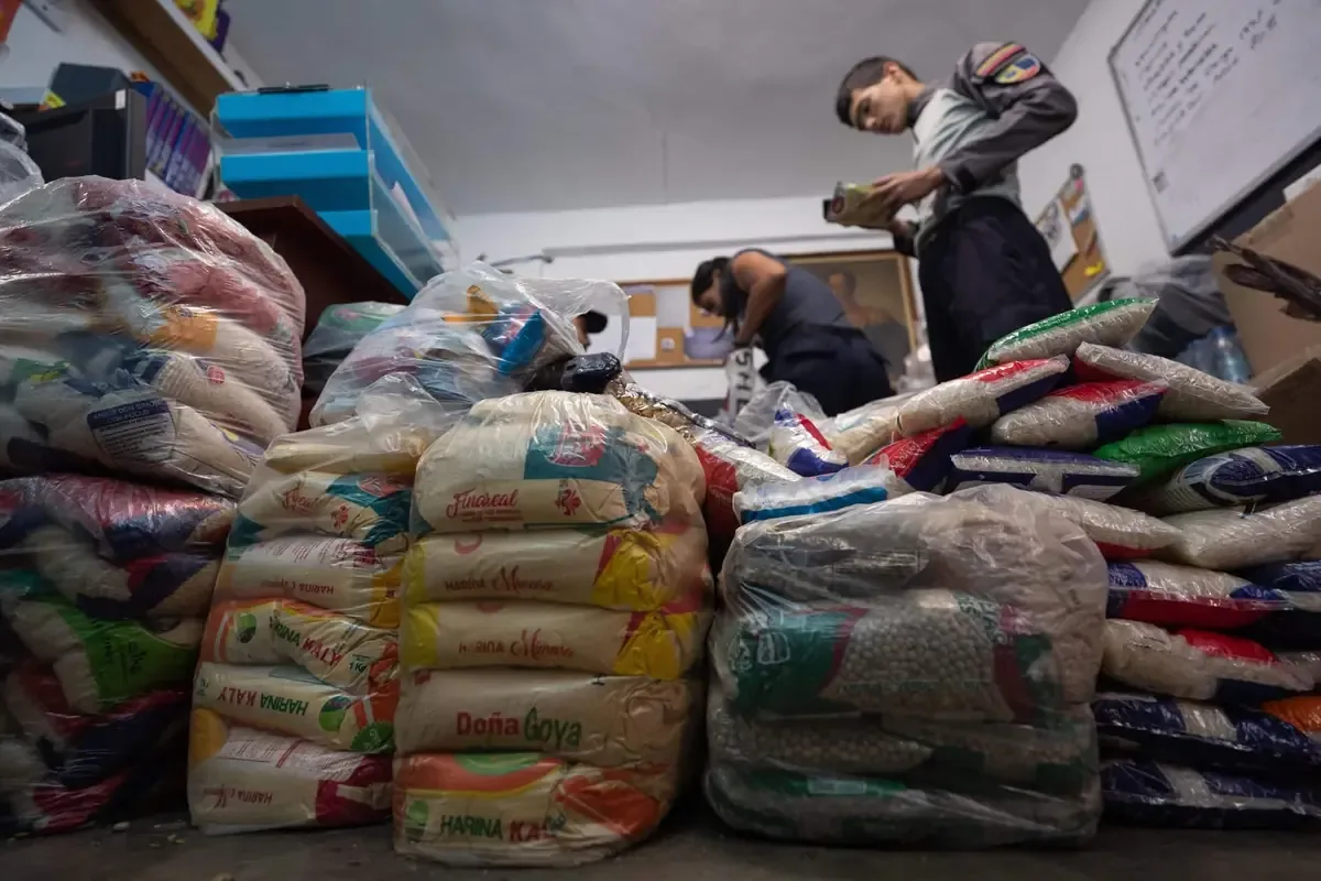 Ciudadanos se unen en un esfuerzo solidario para enviar ayuda a la isla caribeña.