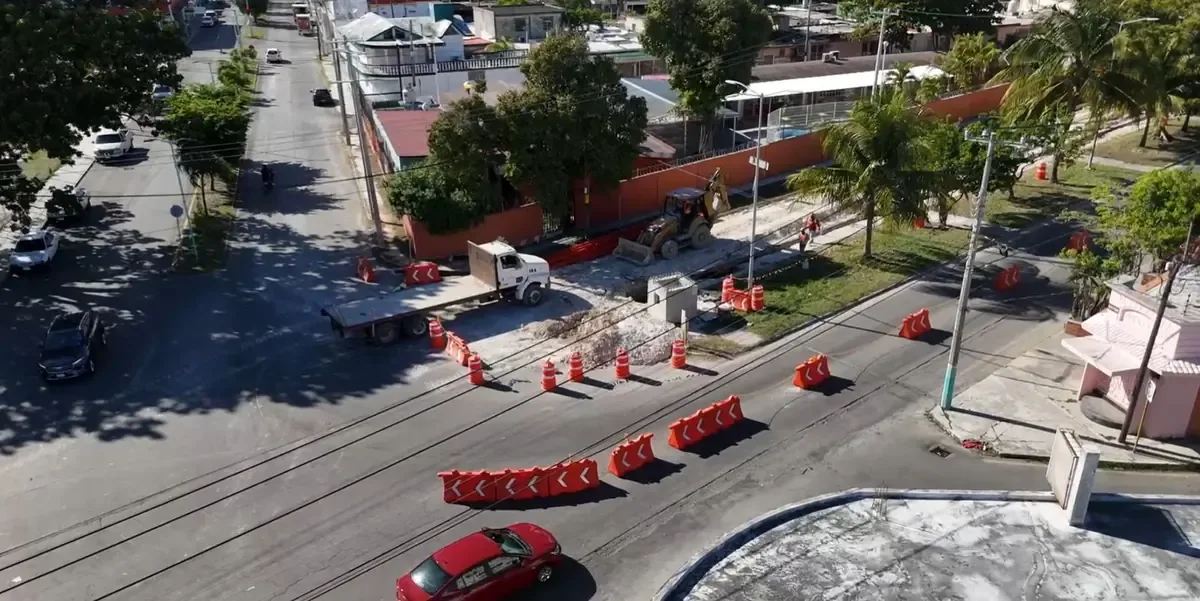 Ciudadanos y comerciantes reportan problemas viales y en ventas debido a obras de la CFE.