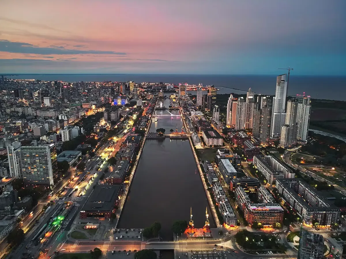 Santa Ana, São Paulo y otros destinos latinoamericanos brillan en el ranking mundial de lugares para viajeros solitarios.