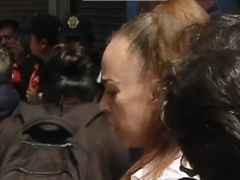Civiles verifican a peatones en el Zócalo, generando inquietud sobre la seguridad y el acceso.