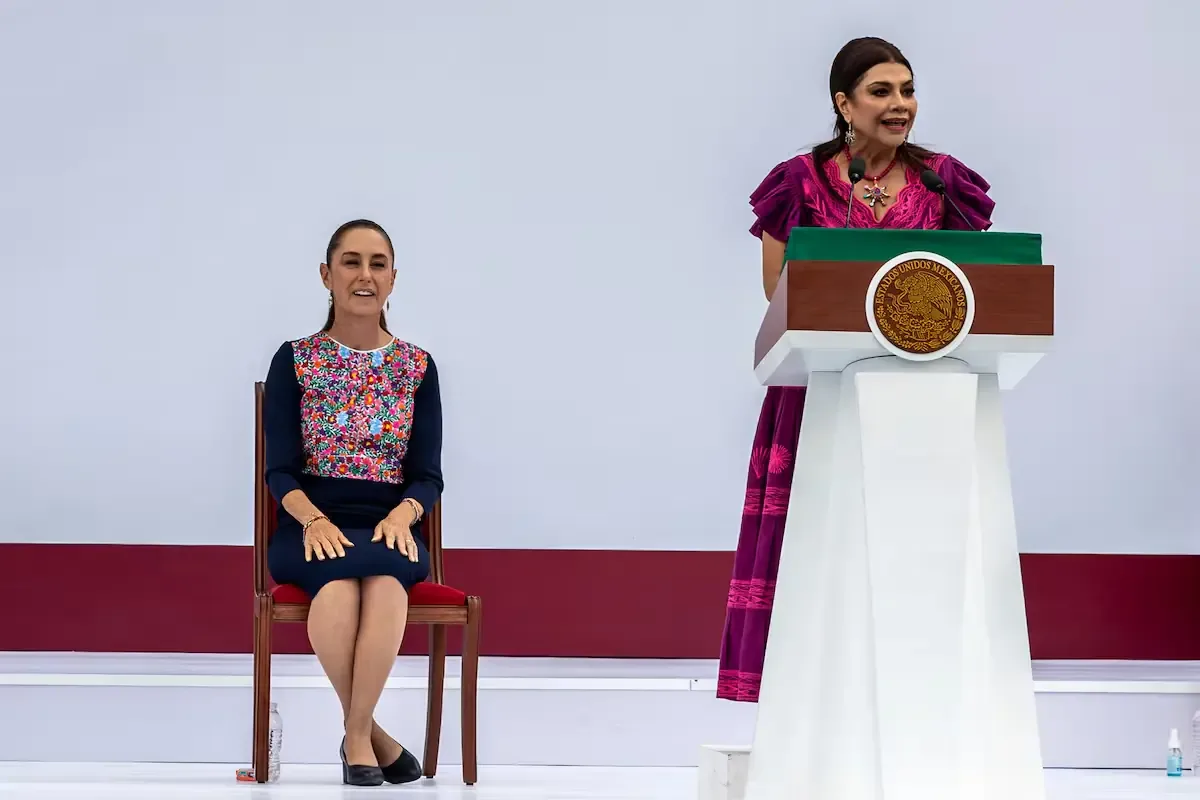 Claudia Sheinbaum y Clara Brugada llenan el Zócalo, destacando la defensa de la soberanía nacional.