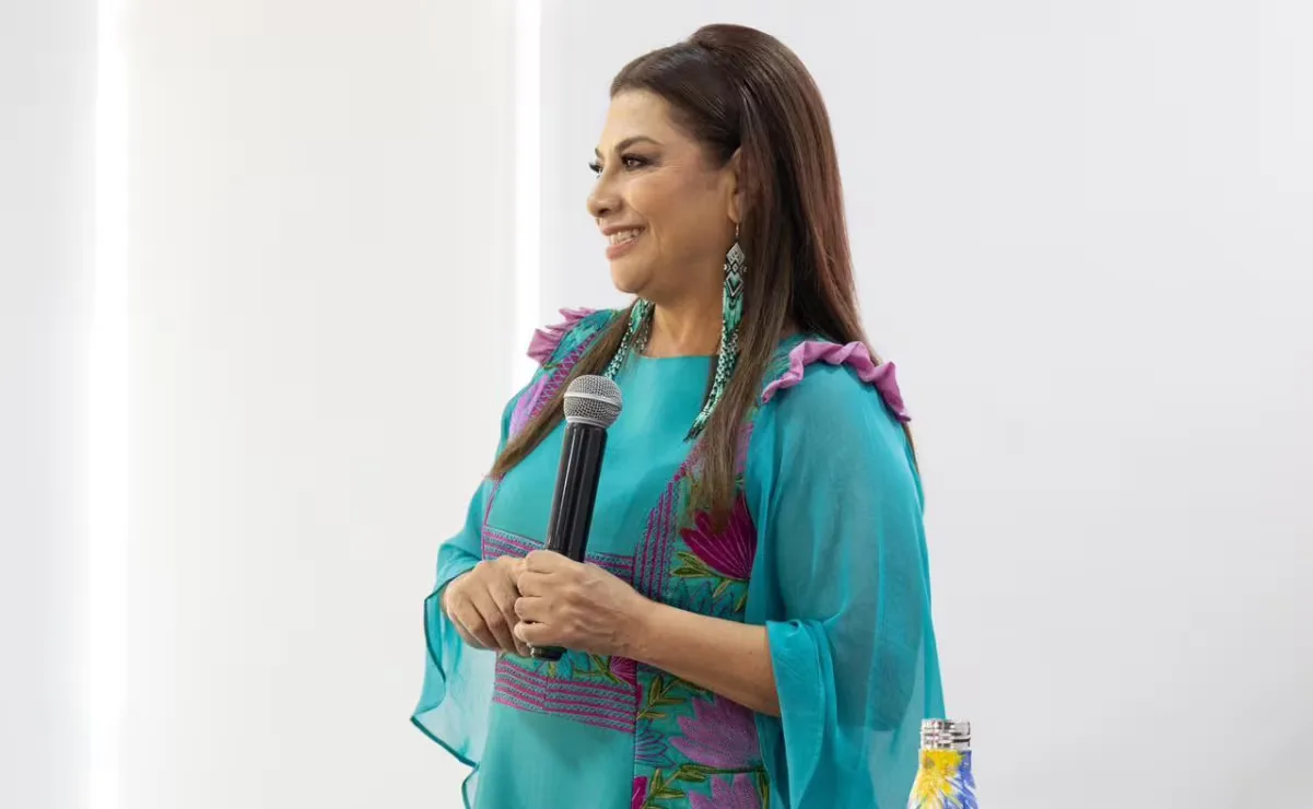 Clara Brugada durante la conferencia sobre medios y su función en CDMX.