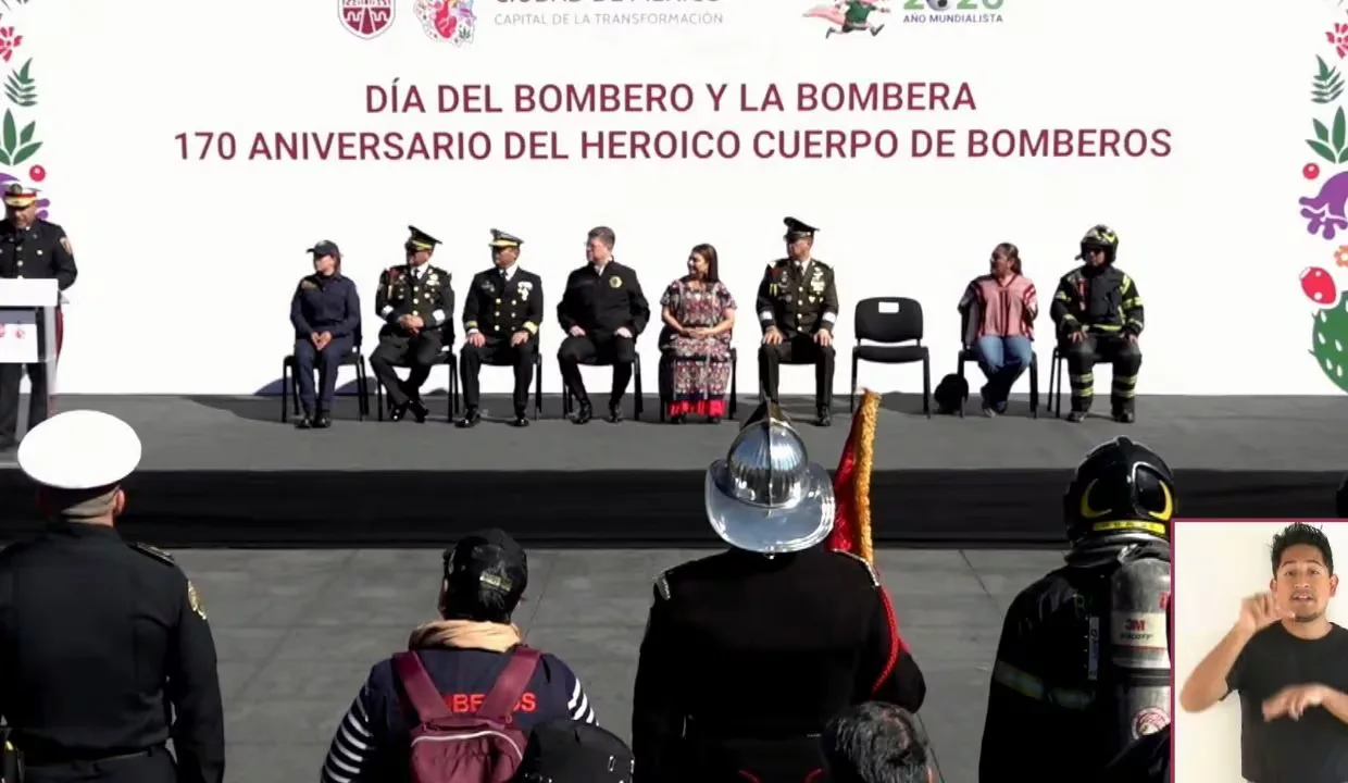Clara Brugada reconociendo a los bomberos de la Ciudad de México.
