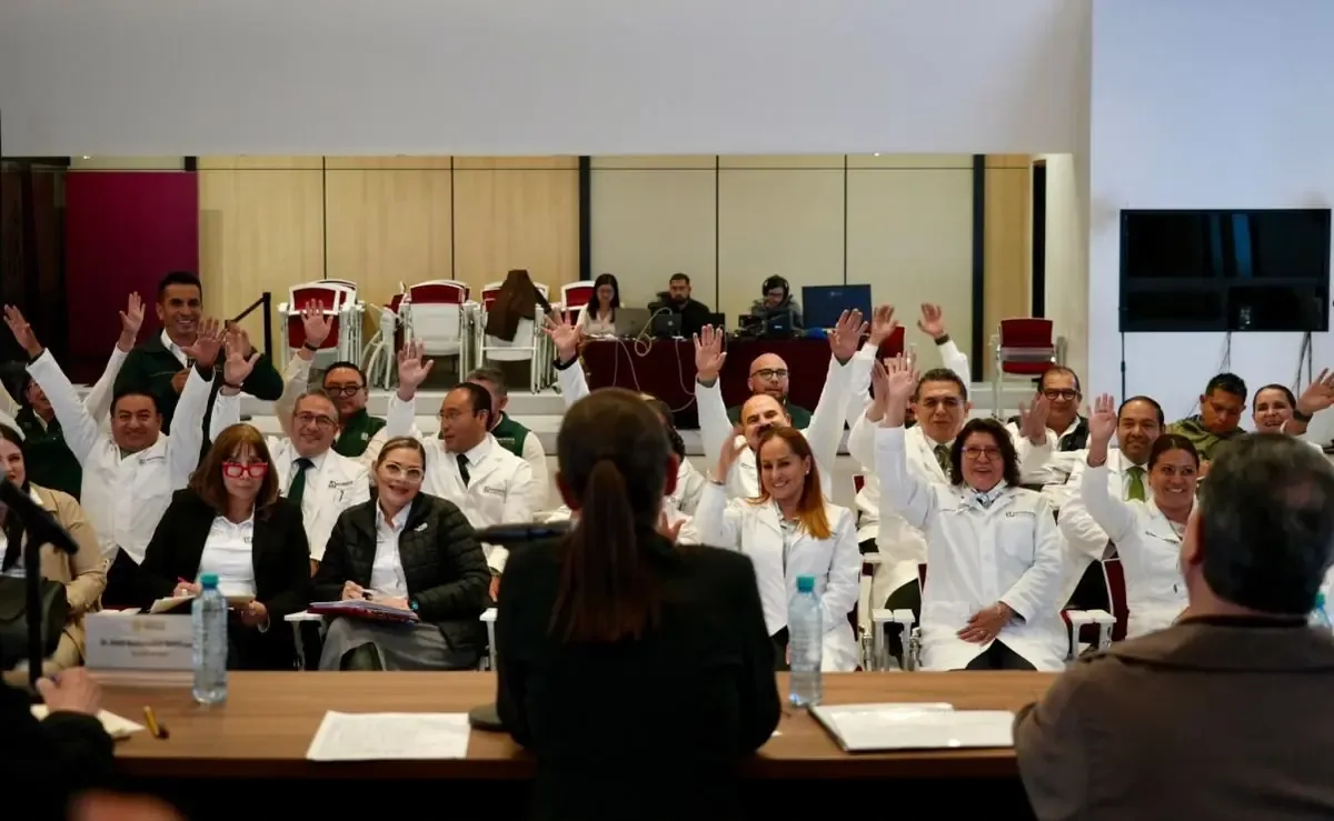 La presidenta Claudia Sheinbaum se compromete a mejorar los servicios de salud en Ecatepec tras reclamos laborales.