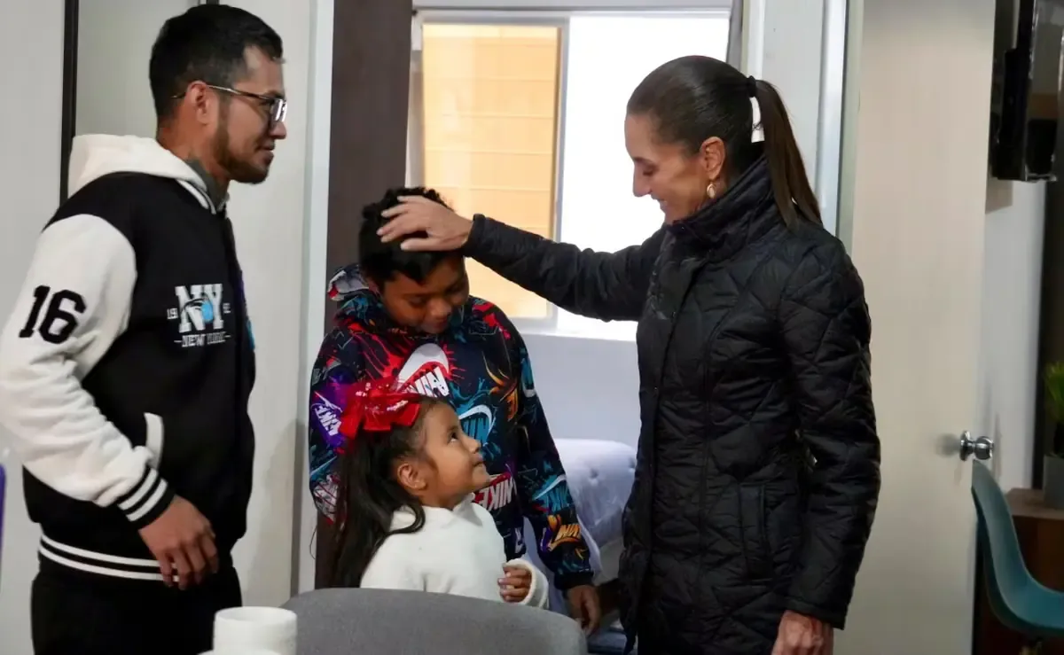 La Presidenta destaca avances en vivienda y salud durante su visita a Michoacán.
