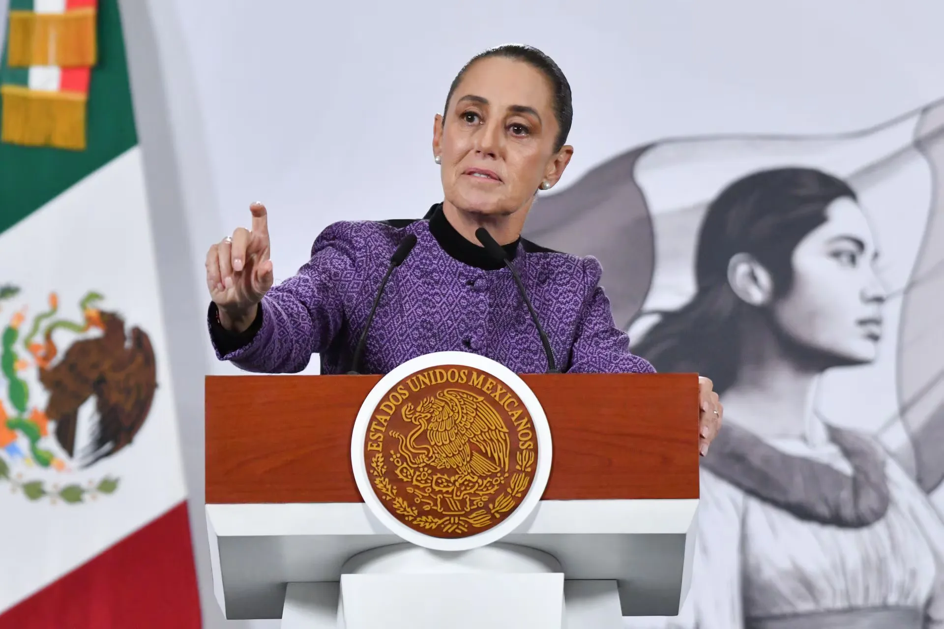 "Claudia Sheinbaum dialoga con Luisa Alcalde y Andrés Manuel López Beltrán en el encuentro."