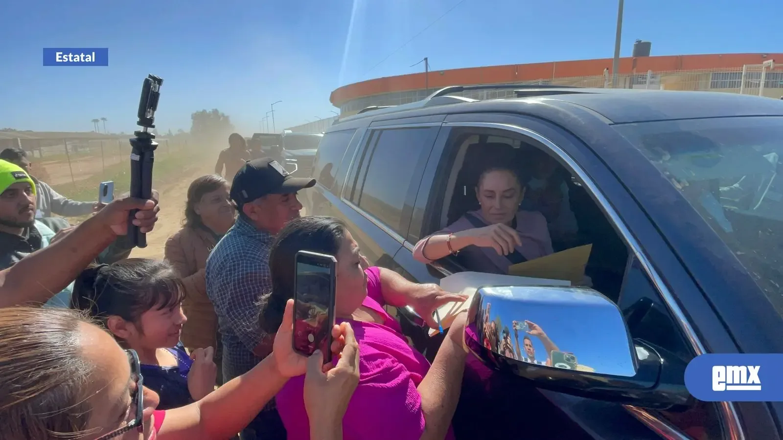 Claudia Sheinbaum dialoga con manifestantes sobre sus demandas en San Quintín.