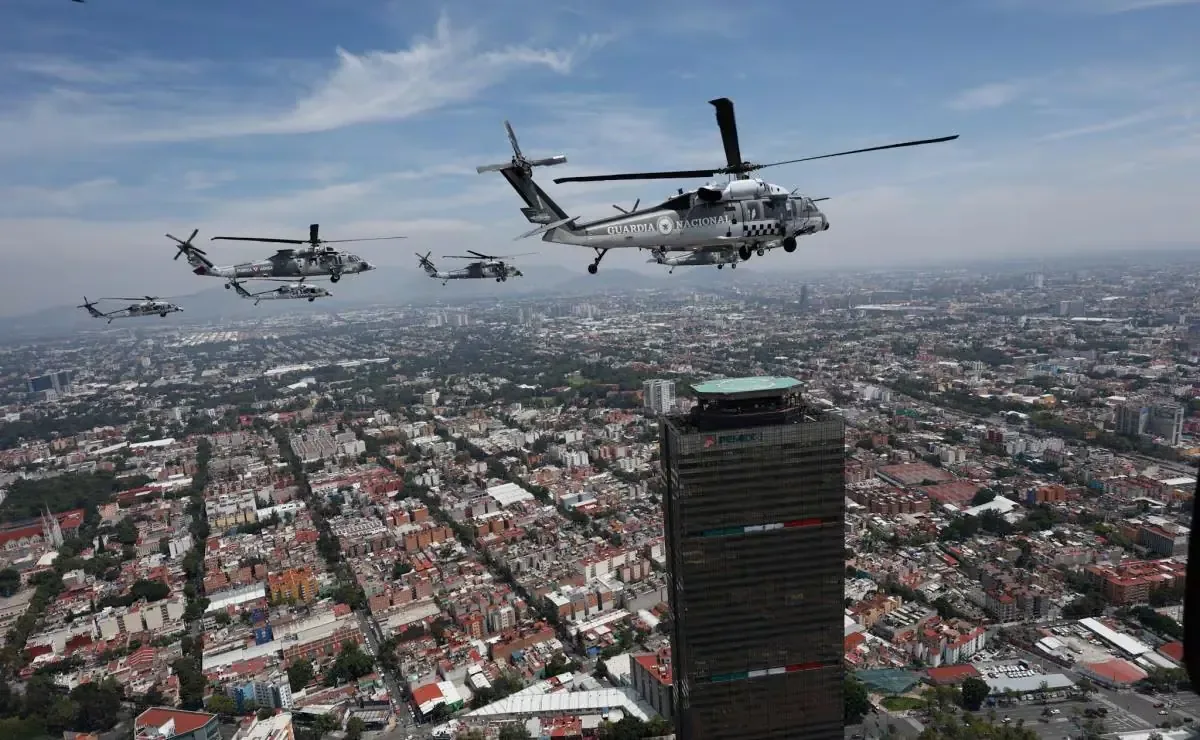 La celebracion reunió a miles de personas que disfrutaron del evento cívico-militar en la capital.