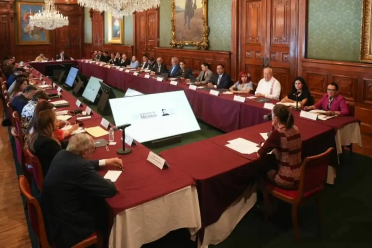 La presidenta revisa acciones para mejorar la atención médica pública en México.