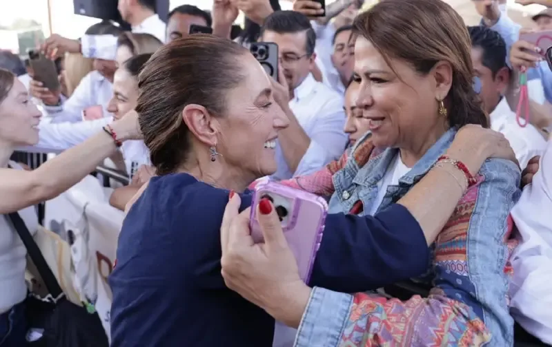 Claudia Sheinbaum Pardo en un evento en Michoacán, recibiendo apoyo ciudadano.