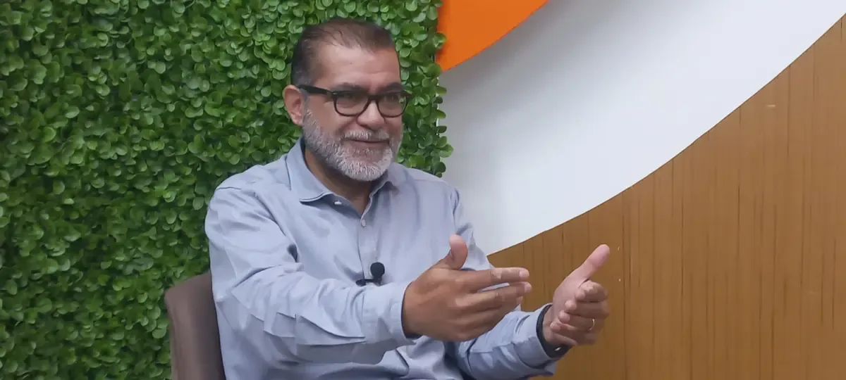 La propuesta busca reformar artículos constitucionales y podría restringir aspiraciones presidenciales.