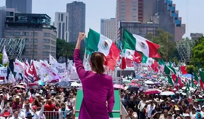 La Presidenta invita a realizar asambleas en plazas públicas para defender la soberanía y el amor por el país.