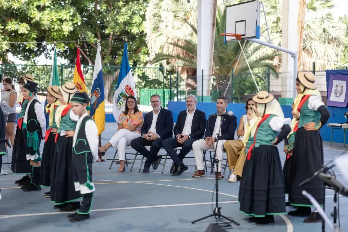 La educación pública en Canarias busca ofrecer igualdad de oportunidades con más recursos docentes y nuevos enfoques.