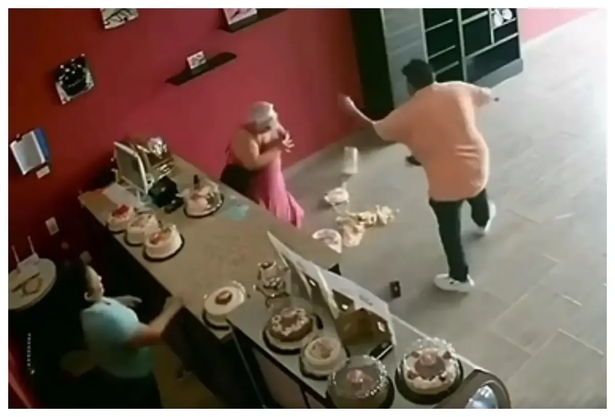 Un desacuerdo sobre el tipo de pastel derivó en vandalismo y reacciones en redes sociales.