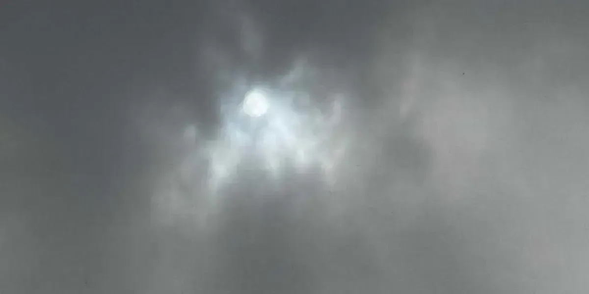 La ciudad enfrenta un 70% de probabilidad de lluvia y condiciones inestables.