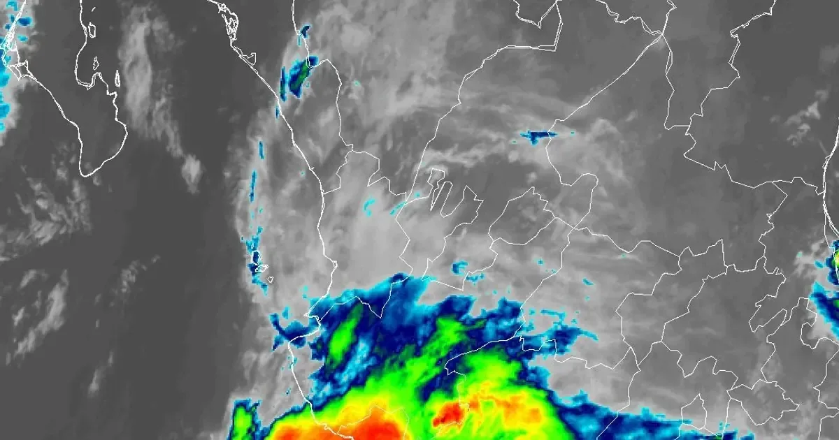 El occidente enfrenta tormentas eléctricas y granizo en 12 ciudades, además de temperaturas elevadas.